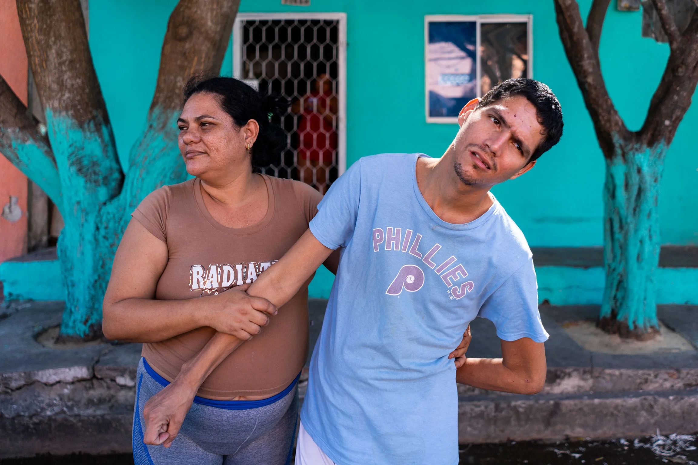Yeimi Lozano y su hijo Eduardo Lozano. Eduardo heredó la enfermedad de su padre, Eduardo Goteras. Foto: Charlie Cordero.