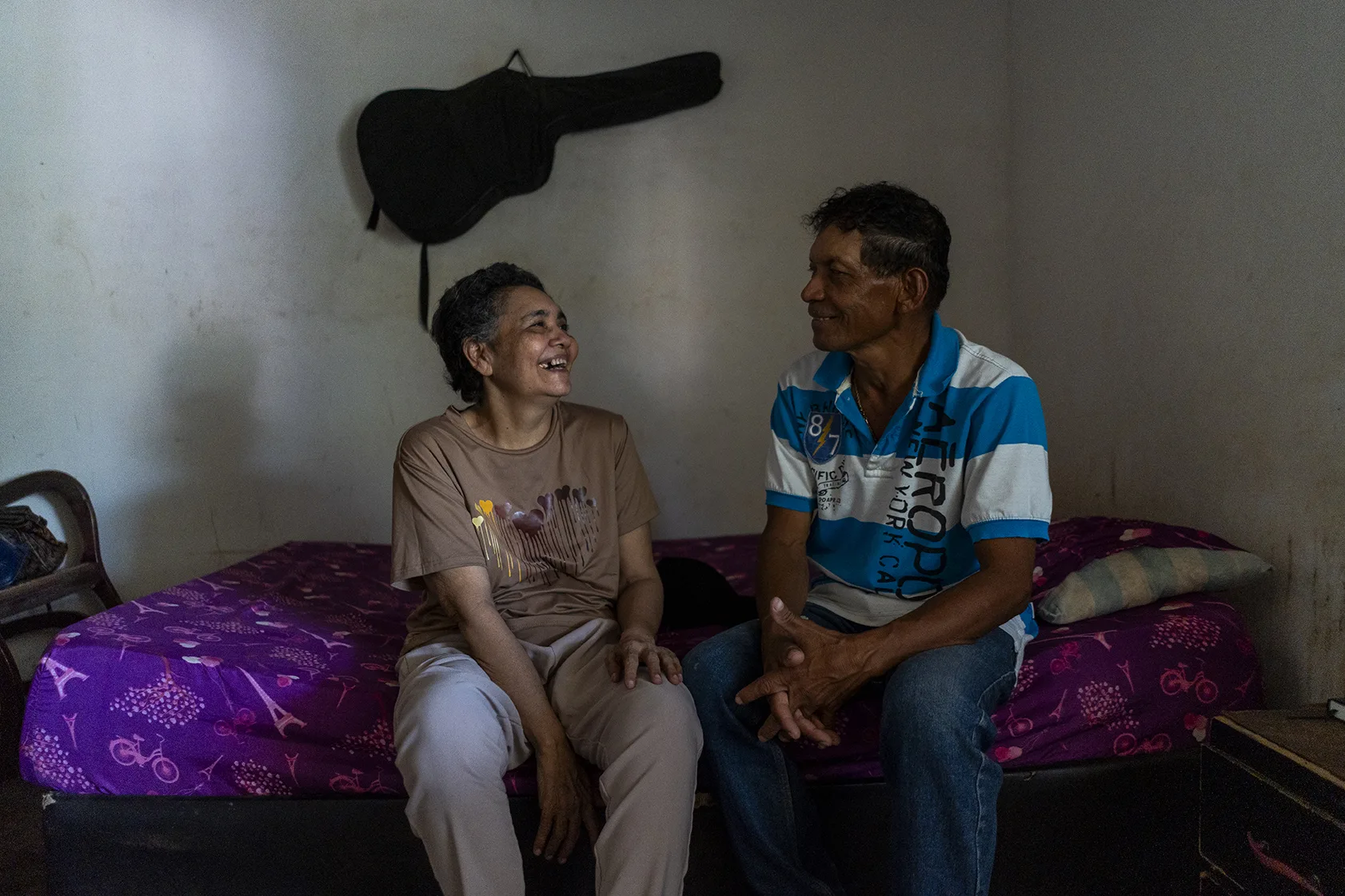 Rosa Salgado y su esposo, Luis Martínez. Rosa desarrolló la enfermedad de Huntington hace una década. Viven en Algarrobo, Magdalena, uno de los pueblos con mayor concentración de casos en Colombia. Foto: Charlie Cordero.