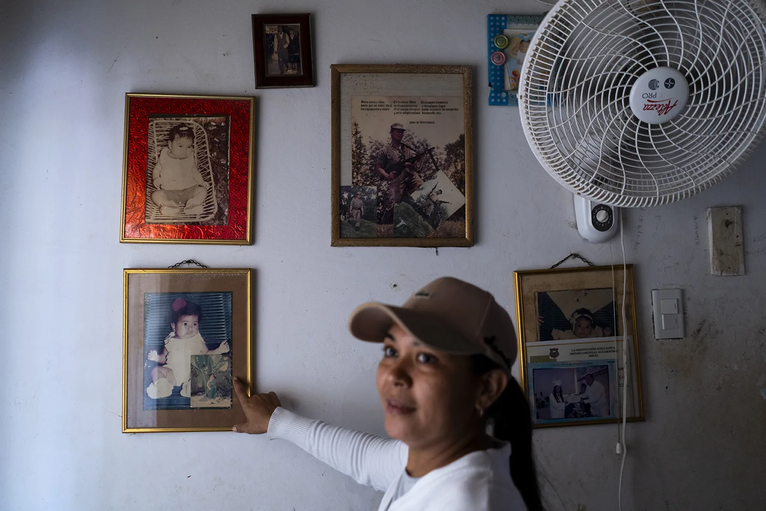 Diana Martínez enseña algunas fotos familiares en la casa de su madre, Rosa Salgado. Foto: Charlie Cordero