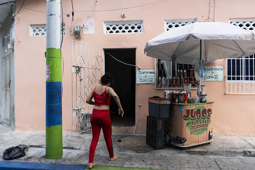 Yeideline Lozano en su casa en Barranquilla. Su madre, Yeimi Lozano, trabaja vendiendo jugos energizantes y afrodisiacos. Foto: Charlie Cordero