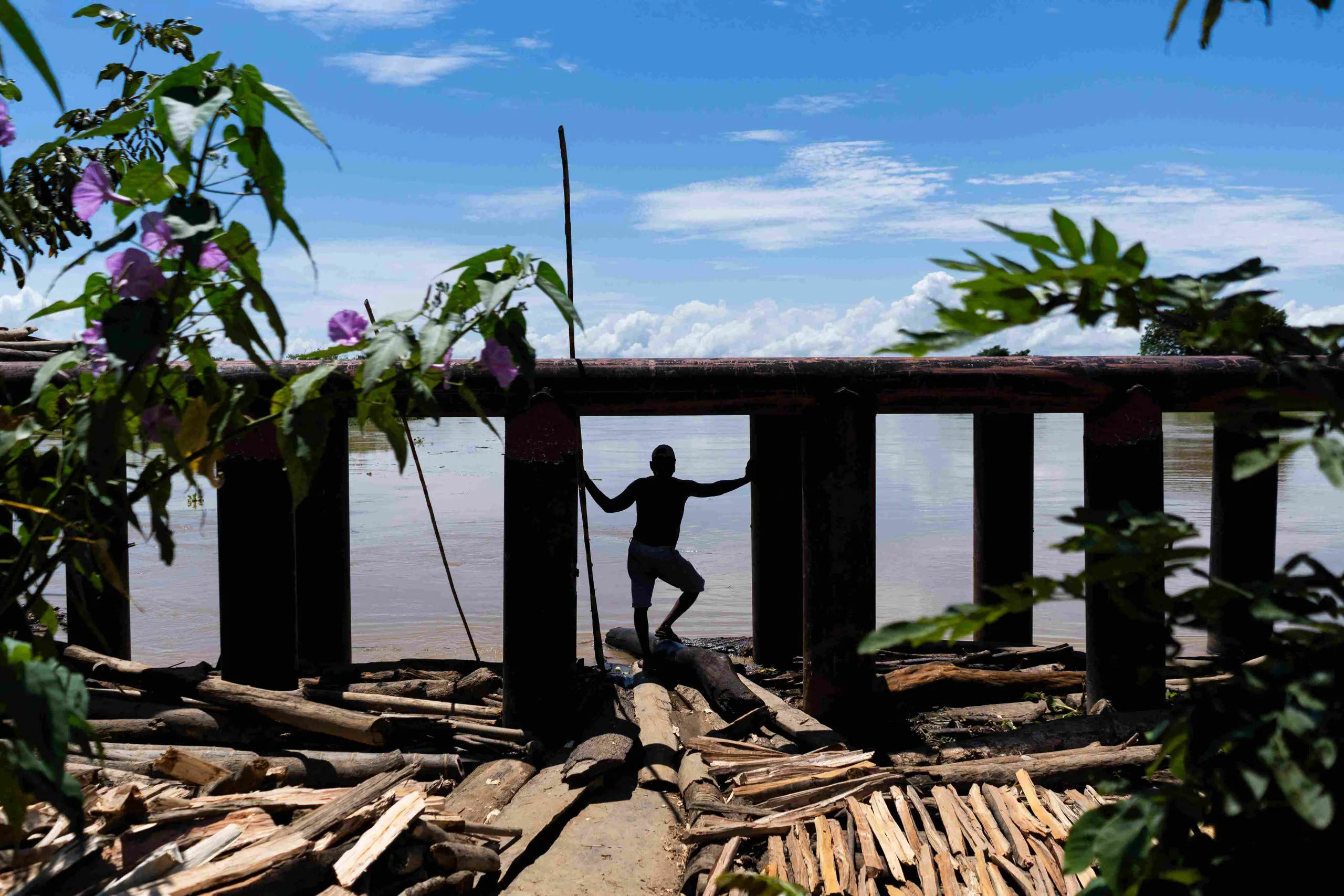 Su casa queda a unos diez metros de la barrera. Todos los días le pone madera para tapar los huecos por donde podría pasar el agua. 