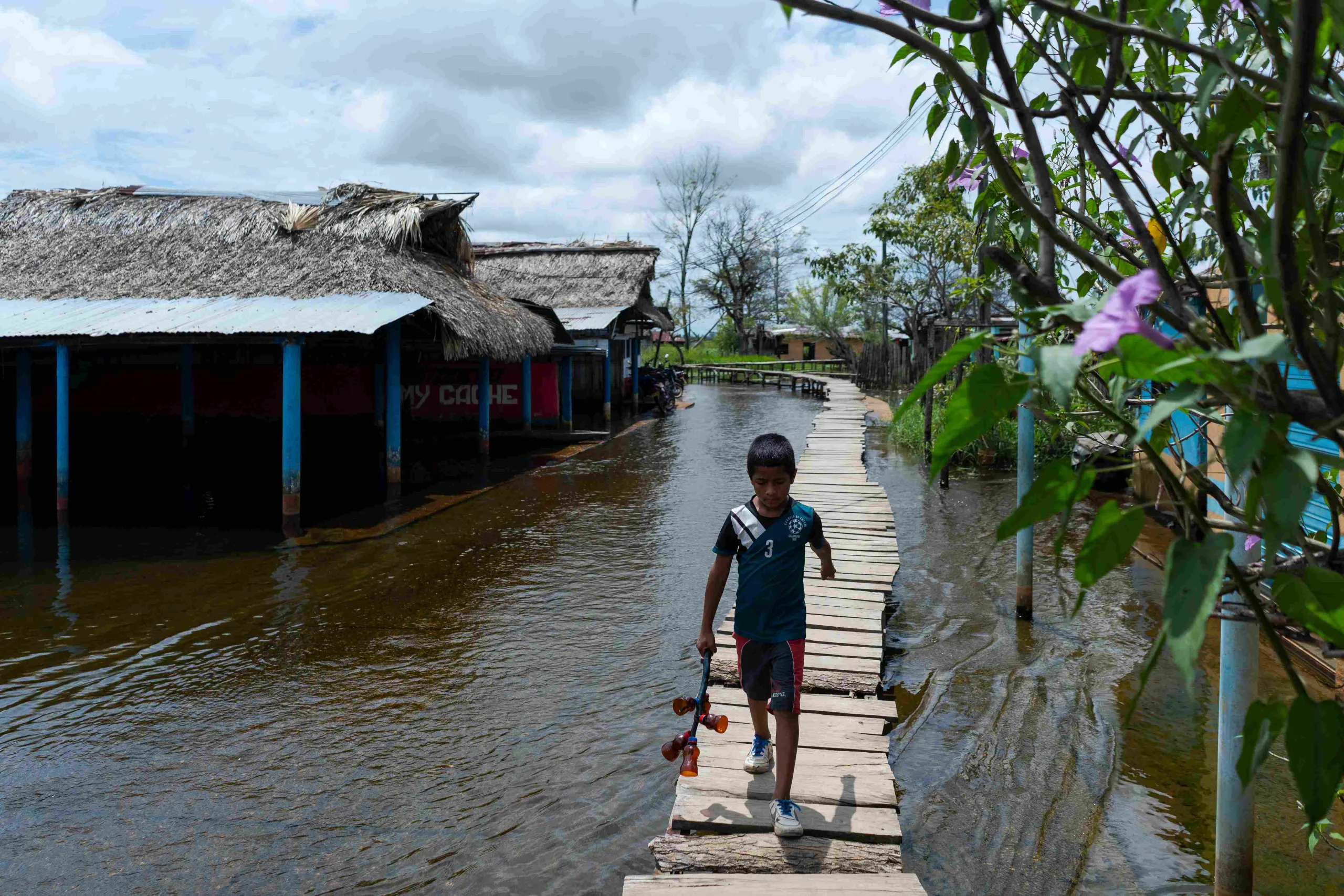Los puentes y plataformas improvisadas permiten atravesar el caserío de un lugar a otro.