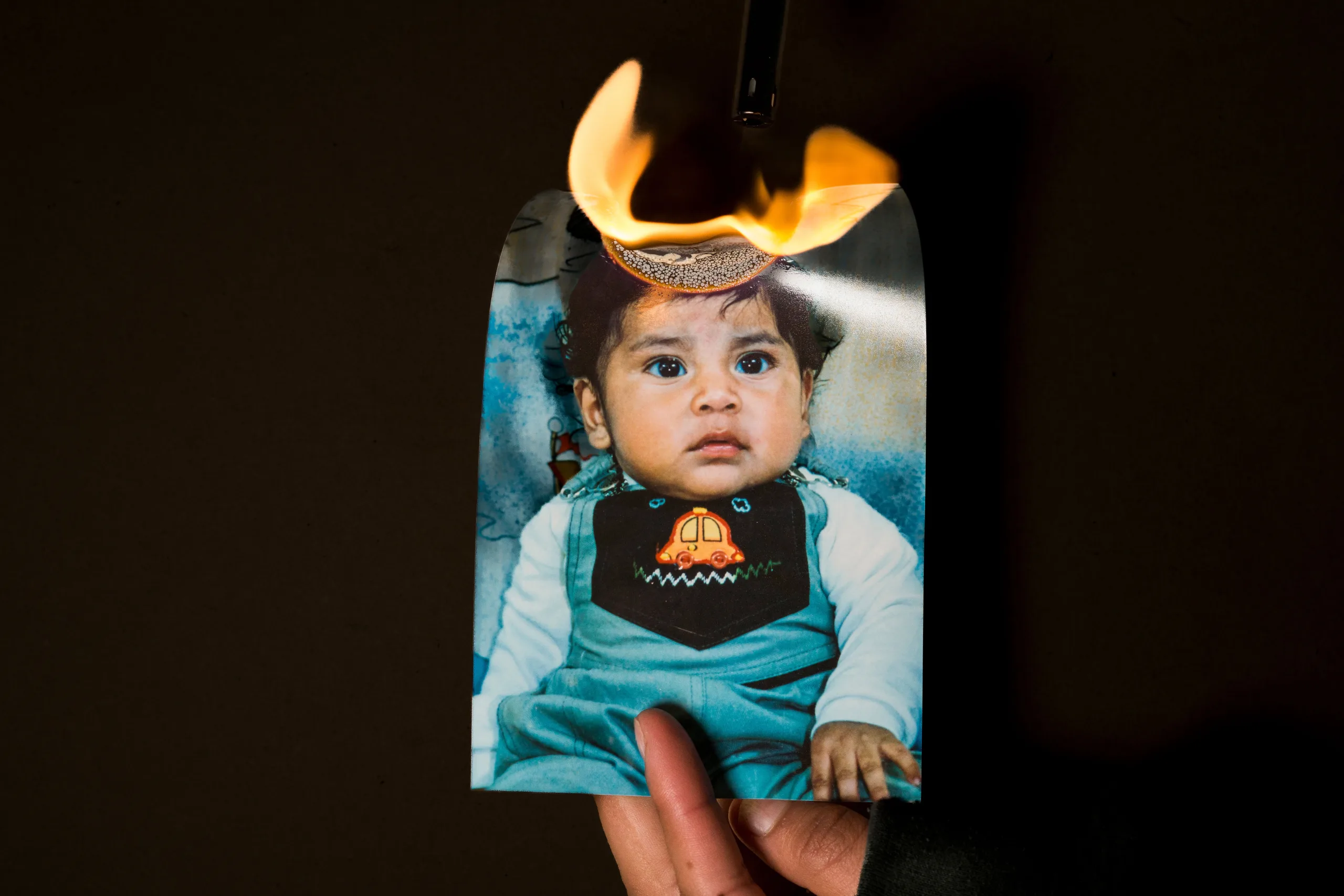 Una fotografía de archivo quemando mi cabello con fuego. Foto: Nicolás Bernal.