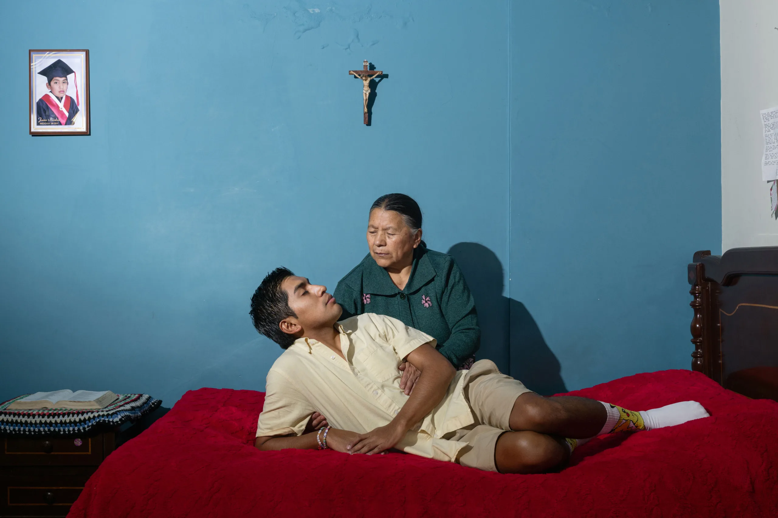 Este retrato tomado junto a mi abuela paterna en su habitación es una relectura contemporánea de la Pietà de Miguel Ángel. Foto: Nicolás Bernal.