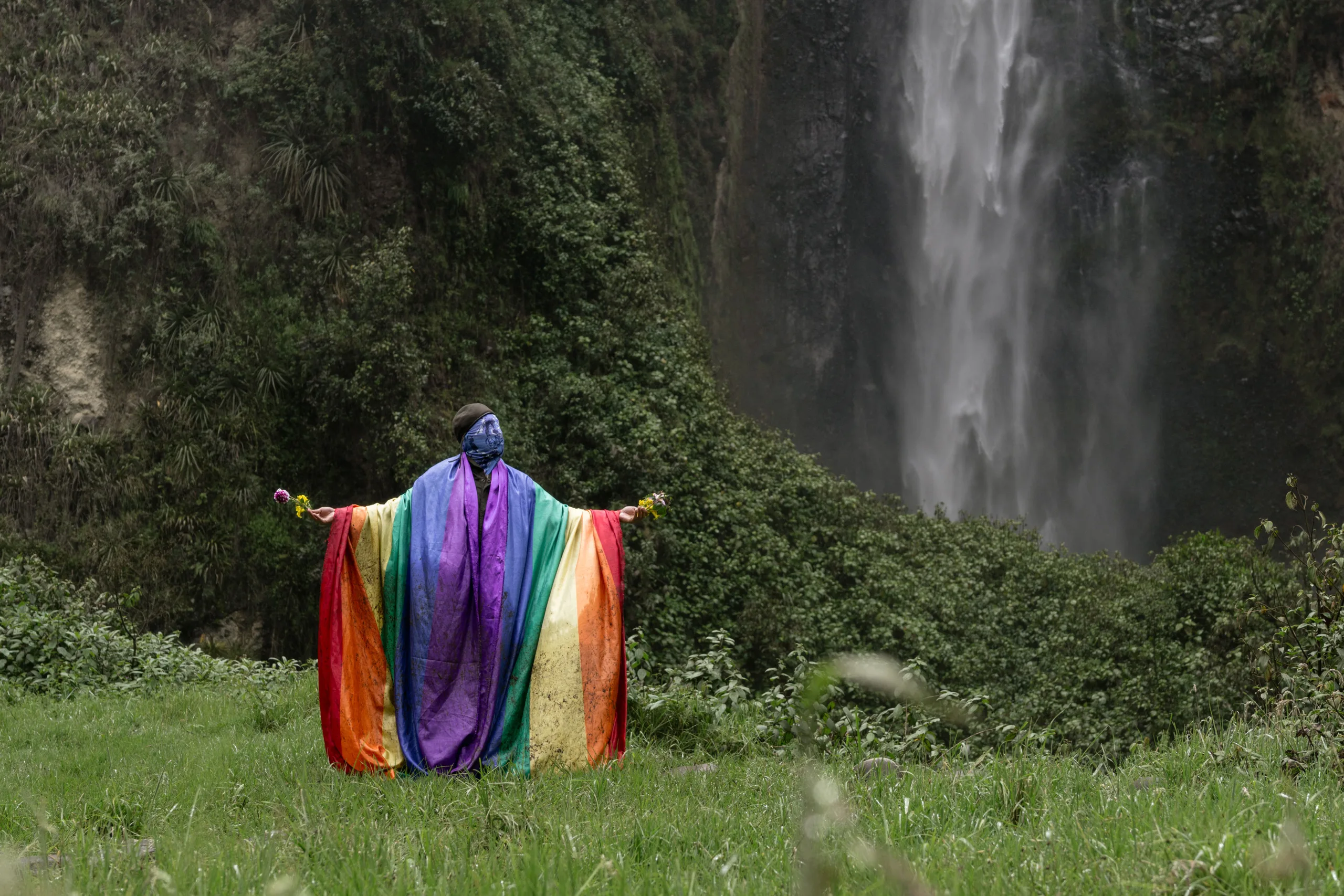 Autorretrato en La Cascada de La Descomulgada, en Ipiales, Nariño, un sitio sagrado para el Pueblo Indígena de Los Pastos. Se encuentra ubicado en una de las ocho puntas del Sol de los Pastos, que a su vez contiene el churo cósmico o espiral. Foto: Nicolás Bernal.