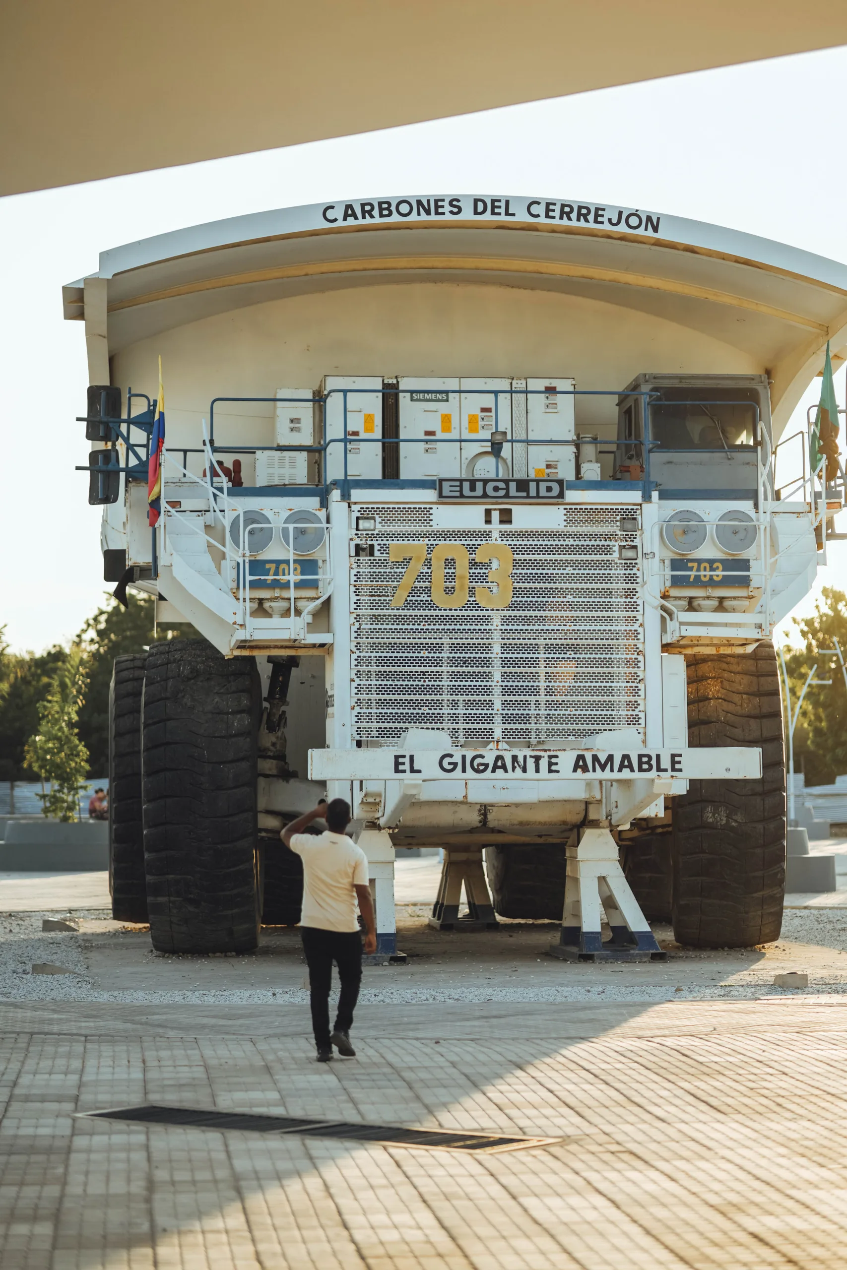 Monumento al “El Gigante Amable”, en el municipio de Barrancas, La Guajira, en la zona de influencia de la mina El Cerrejón. Es el camión minero más grande expuesto en Colombia. Foto: Abel Fuentes.