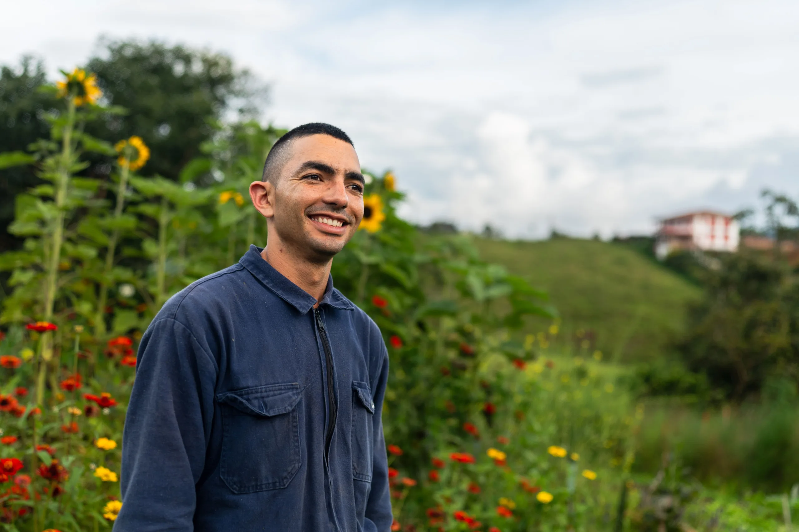 Víctor Ramirez en su huerta, en el casco urbano de Jericó, en diciembre de 2025. Junto a su compañera lidera Urantia, un proyecto de agroecología. Fotografía: Felipe Peláez.