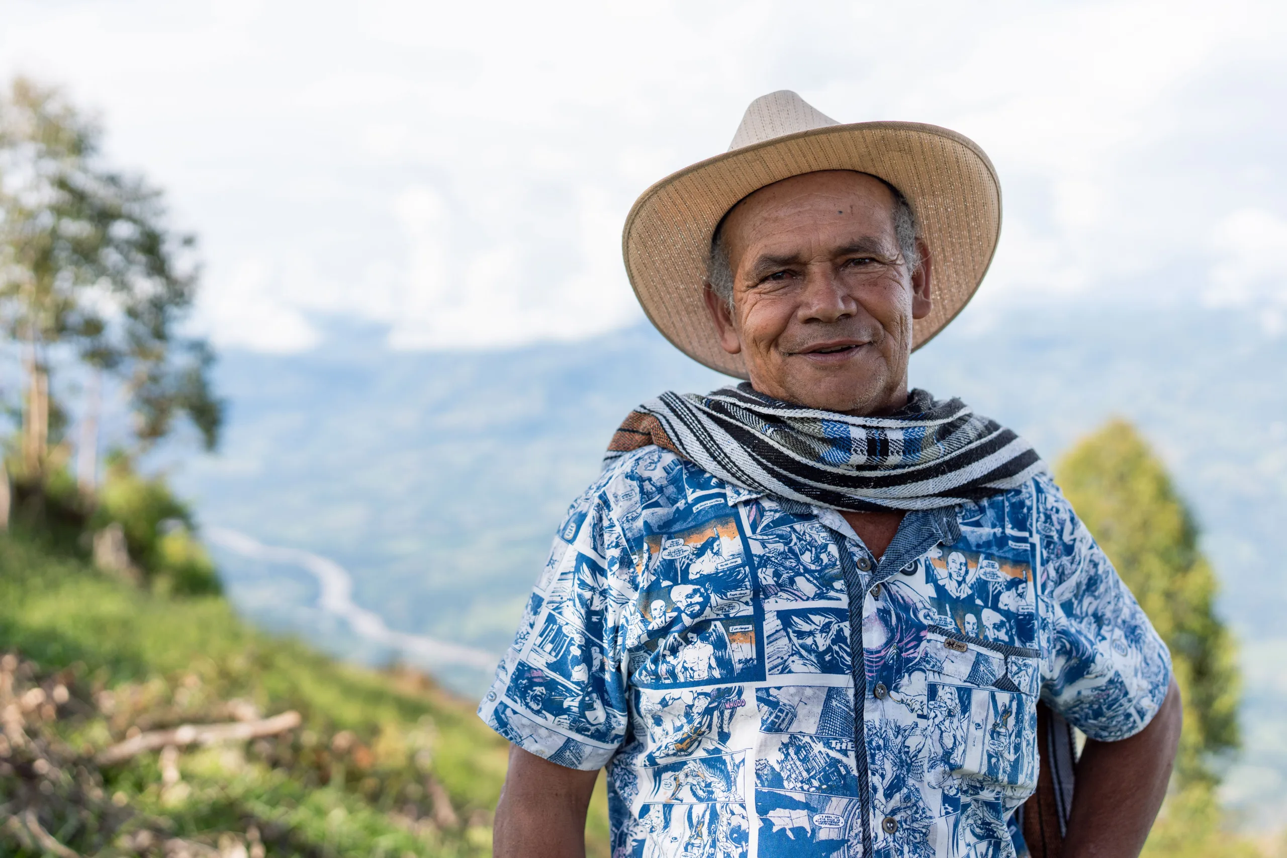 Argiro Tobón en el mirador de La Soledad, corregimiento de Palocabildo, en diciembre de 2025. “Esta es la región que estamos cuidando y la que queremos conservar”, asegura. Fotografía: Felipe Peláez.