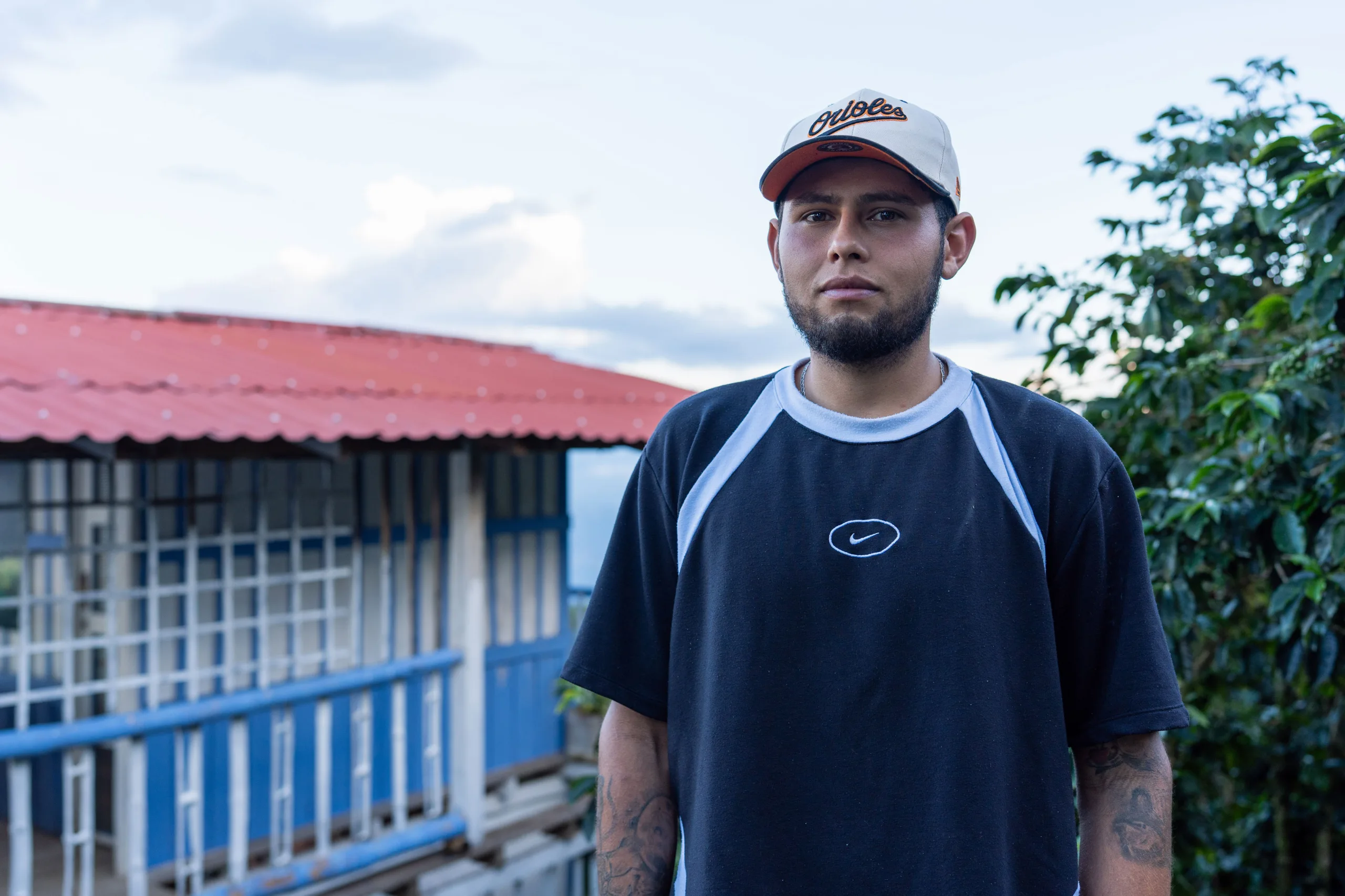 Llor Wili Tamayo a la entrada de la Sala Vista del águila, el espacio de exhibición arqueológica comunitaria que construyó en la finca de su familia, en La Soledad, en diciembre de 2025. Fotografía: Felipe Peláez.