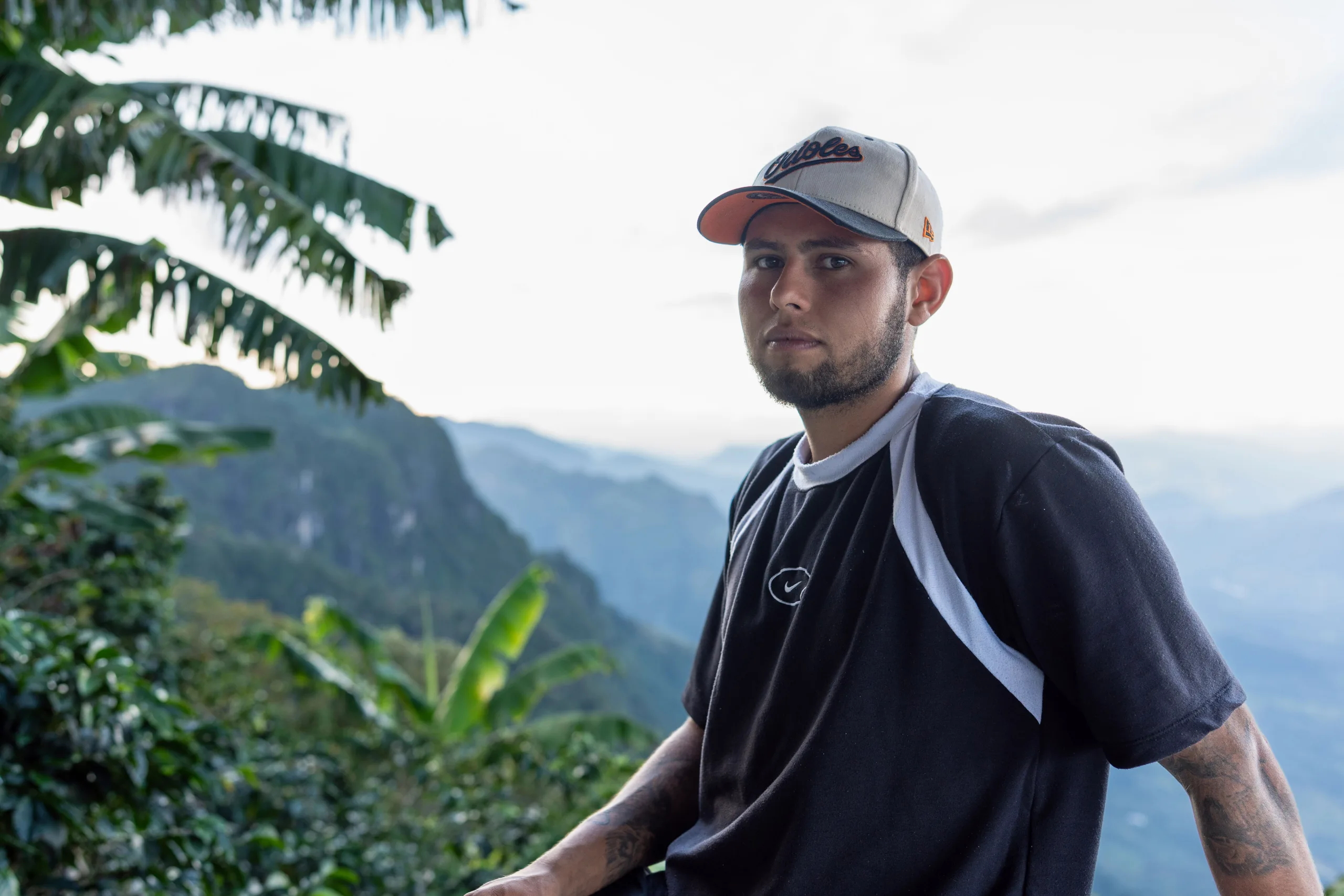 Llor Wili Tamayo en el mirador de la finca de su familia, en la vereda La Soledad, en diciembre de 2025. Fotografía: Felipe Peláez.