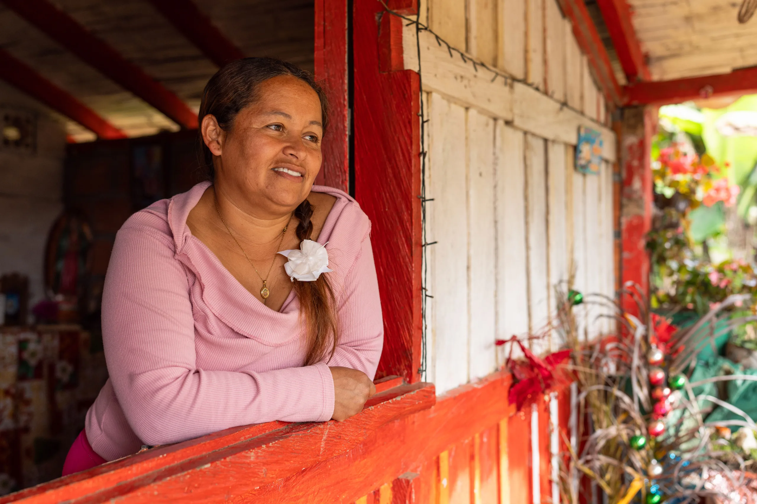 Marleny Tamayo en su casa en La Soledad, en diciembre de 2025. Las mujeres, esposas, hijas, y nietas de los campesinos defensores del medio ambiente, han sido fundamentales para la resistencia pacífica que esta comunidad ha hecho al megaproyecto minero durante casi 20 años. Fotografía: Felipe Peláez.