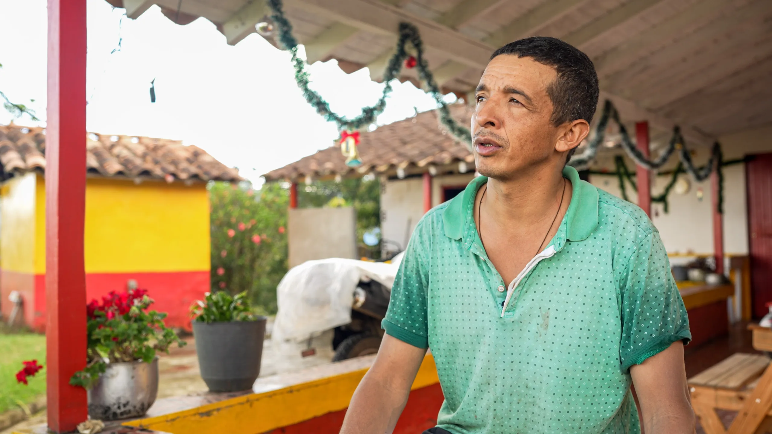 Mauricio Londoño, uno de los 11 de Jericó, en la casa de su vecino Rubiel, en diciembre de 2025. Mauricio vive hace 26 años en el municipio y es administrador de una finca en Palocabildo donde siembra café y plátano. Fotografía: Felipe Peláez. 