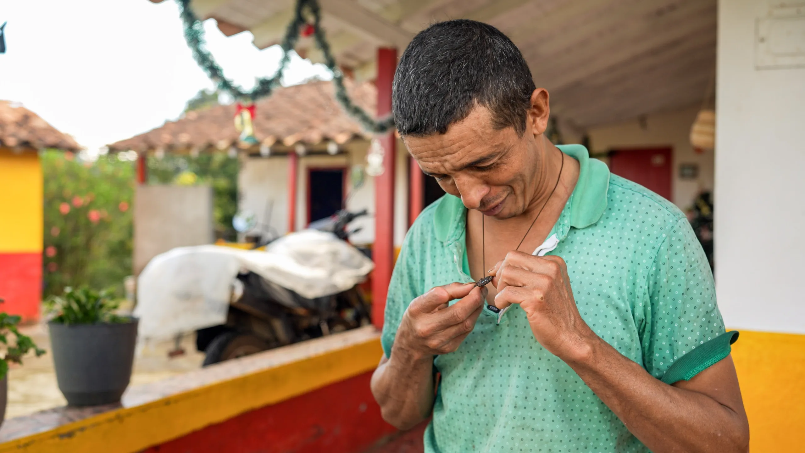 Mauricio Londoño, campesino defensor del agua, en la víspera de la Navidad de 2025. “Uno en esto tiene que saber manejar tanto esta como este, para no irse de pronto a correr el champú”, dice señalando su cabeza y su corazón al hablar de la lucha ambiental que ha librado durante años junto a sus compañeros de Palocabildo.