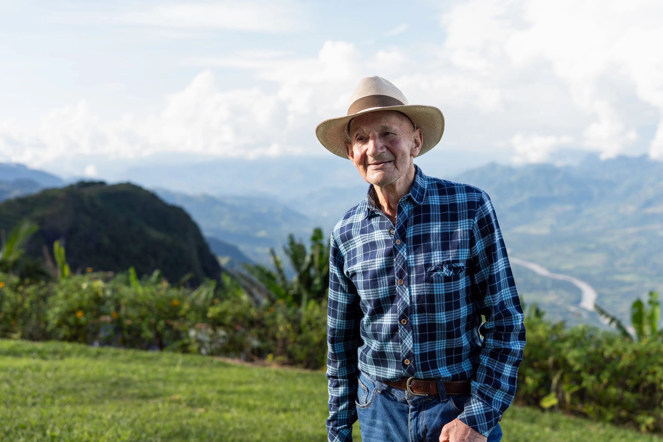 Porfirio Garcés, campesino y defensor del agua de 86 años, después de cantar algunos versos sobre la minería en el mirador de la vereda La Soledad, en diciembre de 2025. Fotografía: Felipe Peláez.