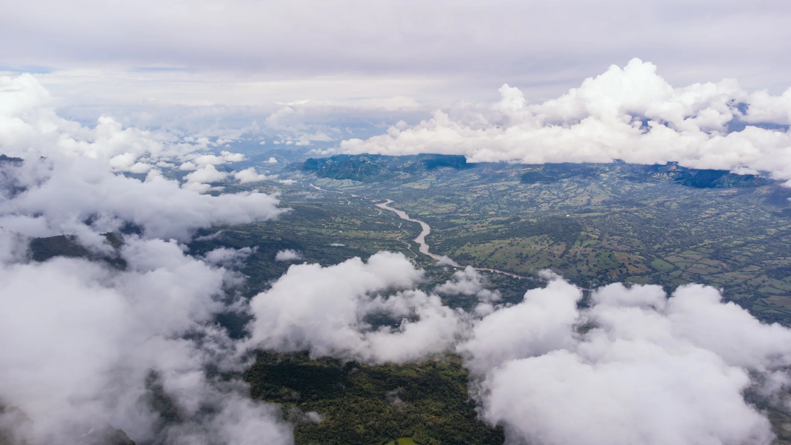 Vista aérea del río Cauca, el segundo río más importante de Colombia, desde el mirador de la vereda La Soledad, en diciembre de 2025. Fotografía: Felipe Peláez.