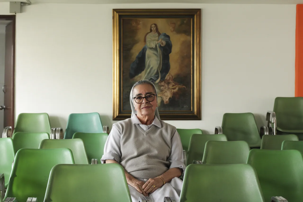 Sor Elizabeth, de 67 años, en la sala de televisión de la casa de las hermanas mayores de la comunidad de las Lauritas, en diciembre de 2025. La hermana es una de las personas querelladas por la multinacional minera a raíz del desmonte de una de sus plataformas de exploración en Jericó. Fotografía: Karen Parrado Beltrán.