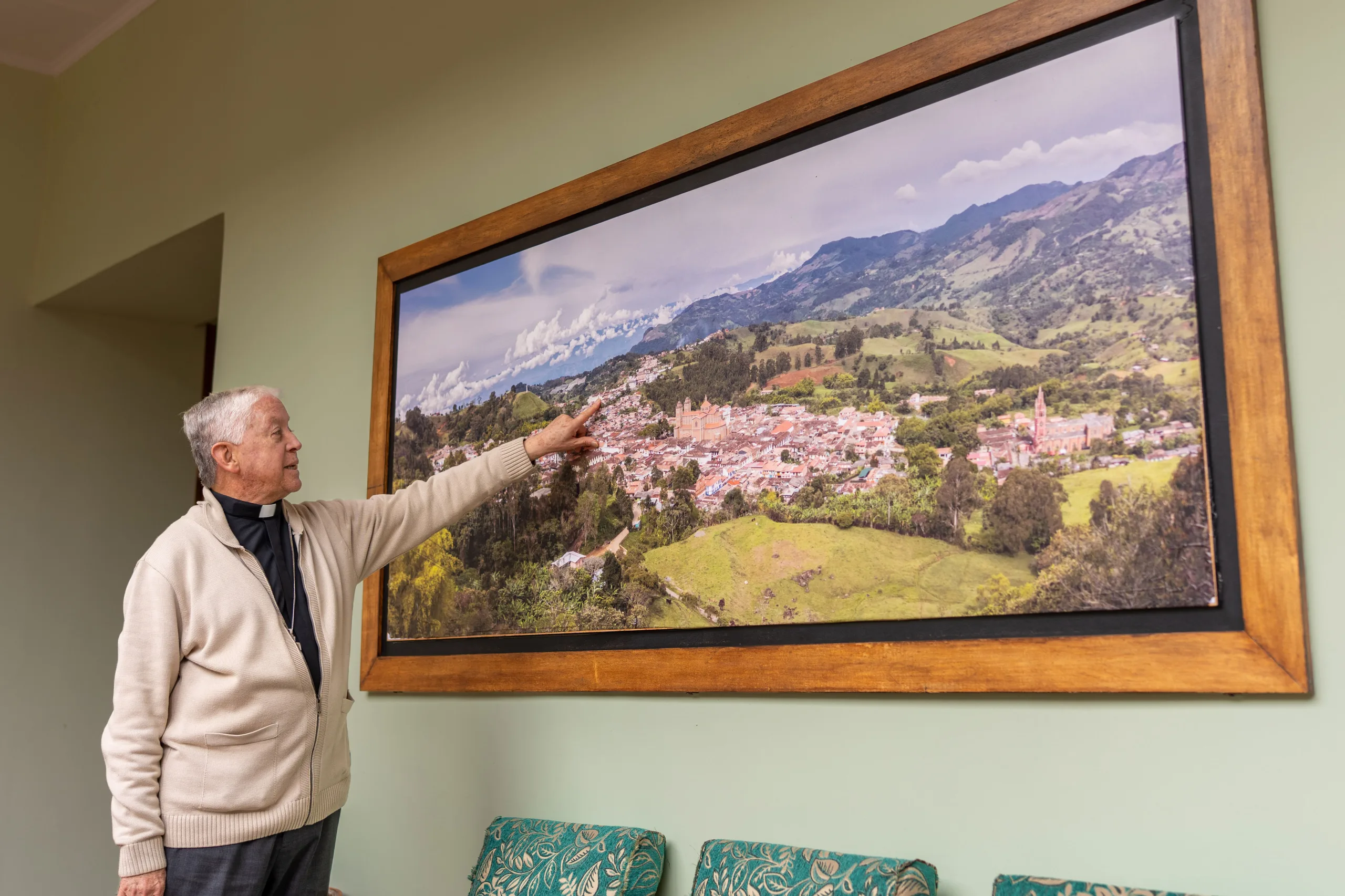 Monseñor Londoño en su casa en Jericó, en diciembre de 2025. Fotografía: Felipe Peláez.