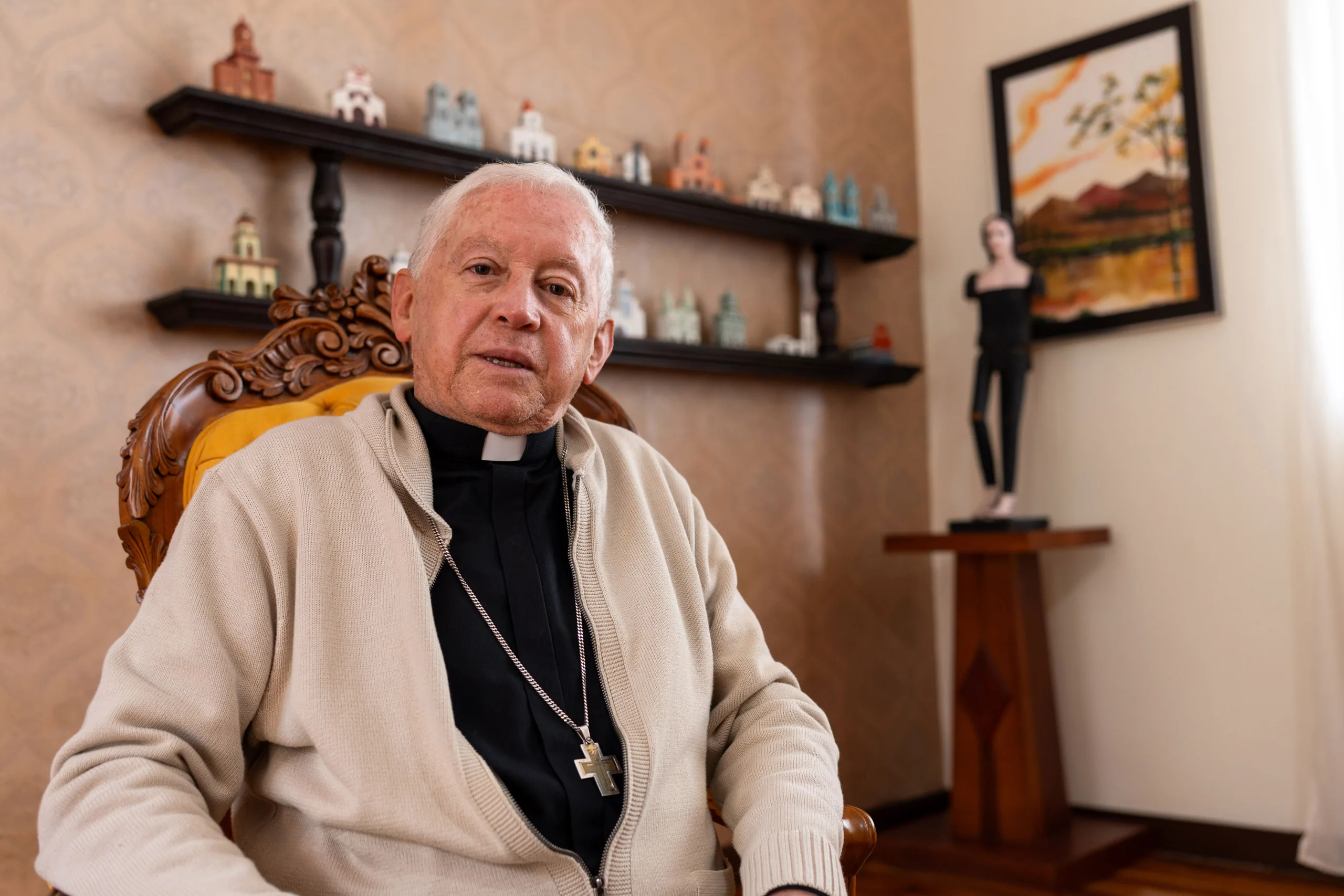 Monseñor Londoño guarda en su casa una réplica miniatura de cada una de las treinta parroquias de la diócesis de Jericó. Como obispo ha defendido una religiosidad empática con el medio ambiente y los más vulnerables. Fotografía: Felipe Peláez.