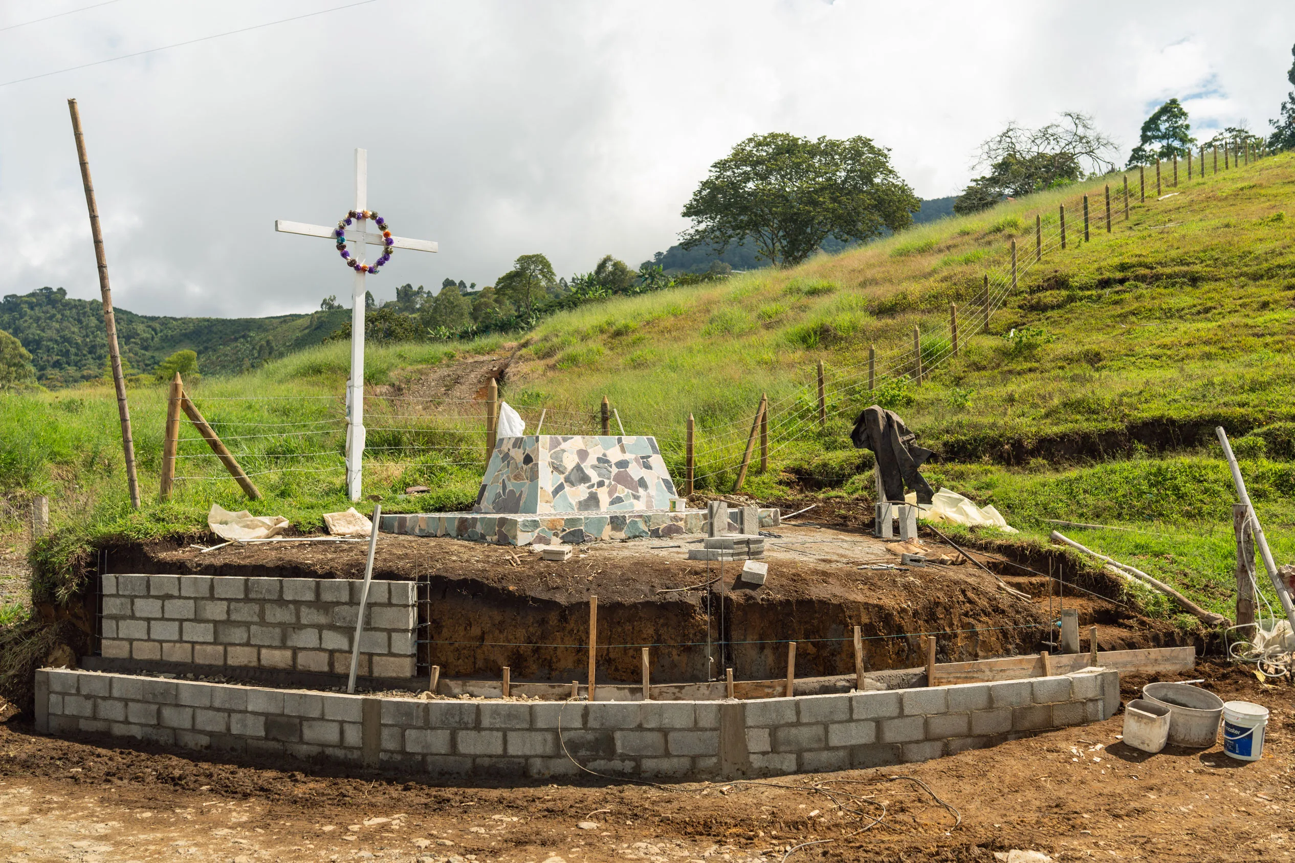 Monumento de los campesinos en honor a la Madre Laura durante su construcción, en diciembre de 2025. El terreno y los recursos para la obra fueron donados por la comunidad. Fotografía: Felipe Peláez.