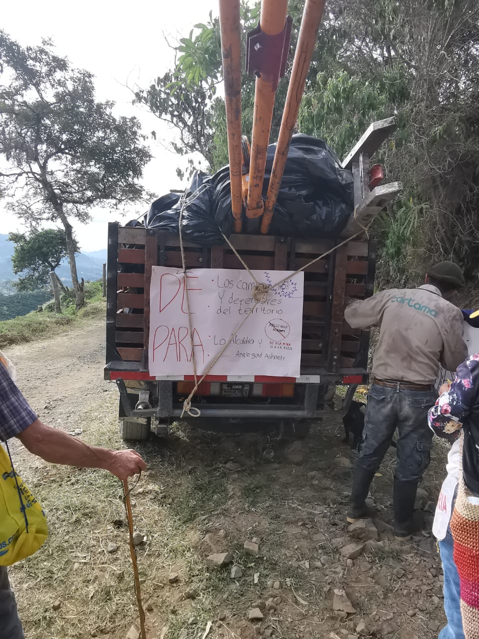 El cartel que los campesinos colocaron en el camión que se llevó la maquinaria desmontada en diciembre de 2023. Para ellos fue una acción de protesta pacífica.Fotografía: cortesía.