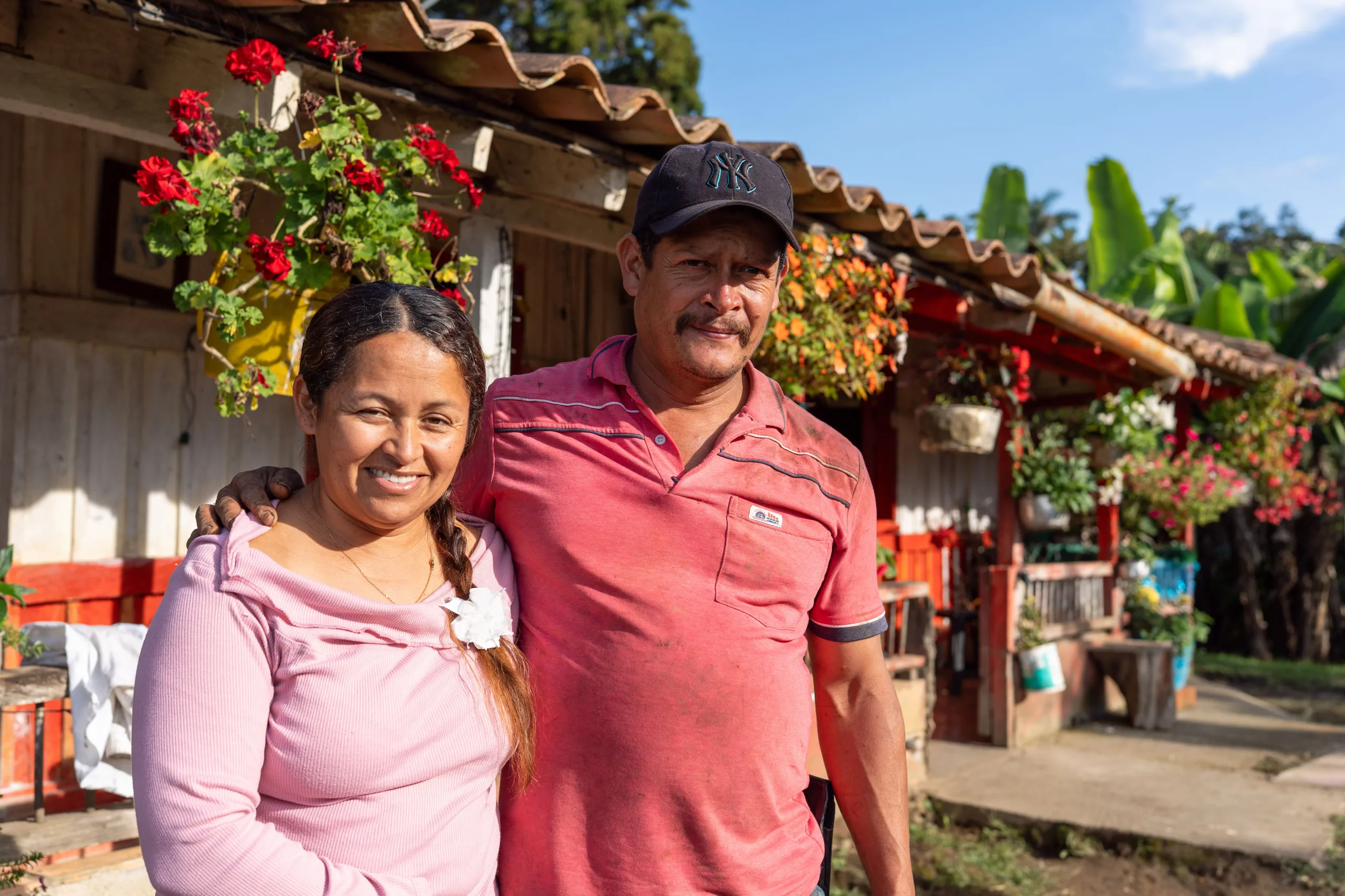 Marleny Tamayo y Rodolfo Tobón en su casa en la vereda La Soledad, en diciembre de 2025. Rodolfo es el presidente de la Junta de Acción Comunal de la vereda y uno de los campesinos del grupo de los once de Jericó. “Con la comunidad y mucho sudor hicimos esta casa”, recuerda Marleny. Fotografía: Felipe Peláez.